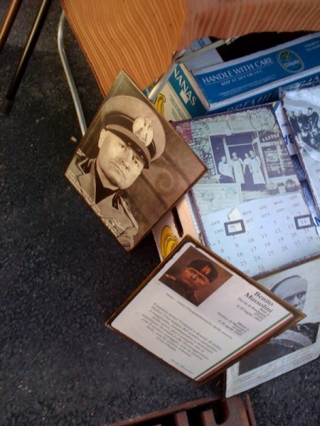 Mussolini auf dem Flohmarkt in Südtirol Mussolini auf dem Flohmarkt in Südtirol