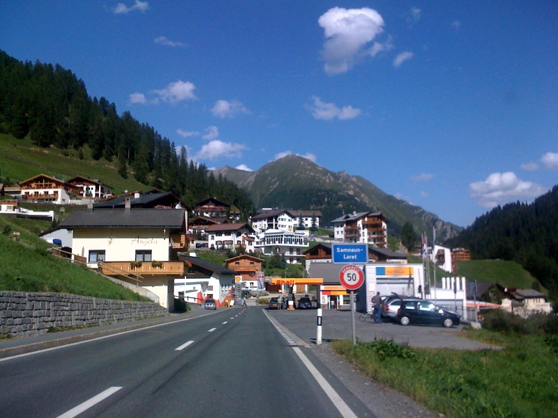 Einfahrt in einen Ortsteil von Samnau