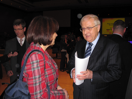 Bundeswirtschaftsminister Rainer Brüderle, erhält die Studie über einen reduzierten Mehrsteuersatz für Friseure von Doris Ortlieb, Geschäftsführerin des Landesinnungsverbandes des bayerischen Friseurhandwerks.