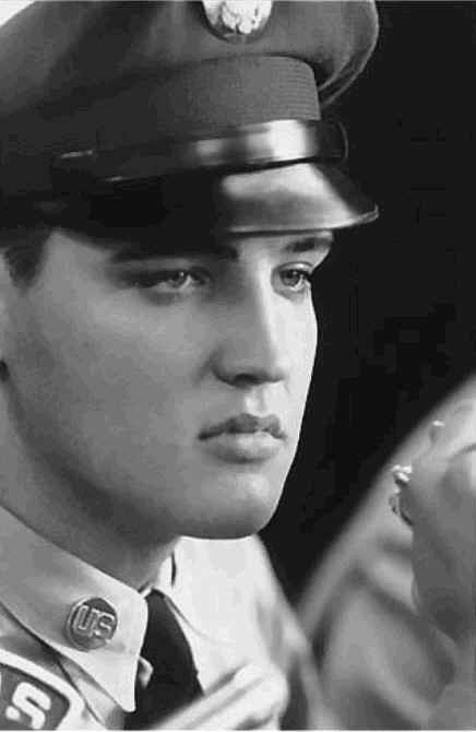 elvis_in_deutschland Elvis in Deutschland. Es gibt noch unbekannte Bilder von ihm. Dieses ist natürlich bekannt.