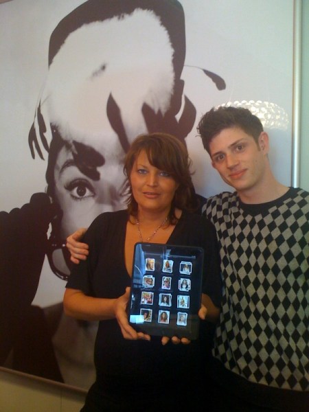 salon Ein Teil des Teams von Lars Nicolaisen und einem iPad.