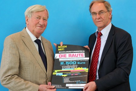 raute Hans Zehetmair und Franz Guber präsentieren das Plakat zum Schülerzeitungswettbewerb "Die RAUTE"