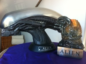 Familienzusammenführung: Alien Kopf und Alien Ei.