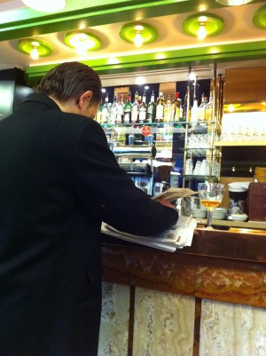 cafe3 Zeitungslesen gehört dazu.