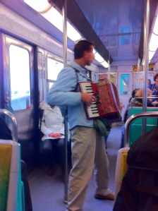 Musik gehört in der Metro dazu. 