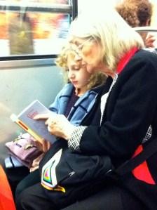 Vorlesestunde in der Pariser Metro.