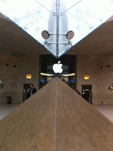 Das Grab von Maria Magdalena am Eingang zum Apple Store Paris.