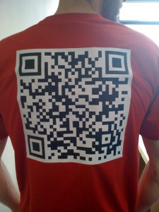 QR-Code auf einem T-Shirt.