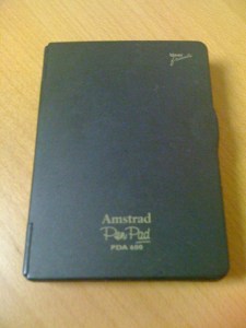 Amstrad Pen Pad PDA 600 zusammengeklappt.