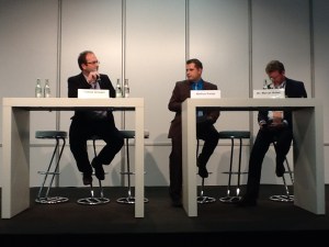 Studienvorstellung durch Thomas Gronert und Markus Kaiser. Minister Marcel Huber checkt schon mal den Blackberry.