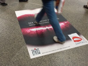 QR-Code am Boden des Münchner Hauptbahnhofs.