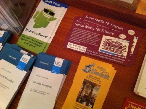 Mit den roten Flyern werde ich für mein Buch. 