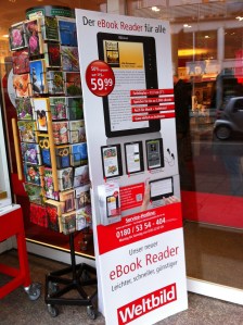 Aufsteller des eBook-Readers in dem örtlichen Weltbild-Laden.