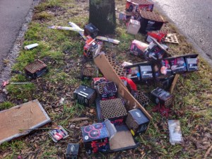 Schmuckvoll die Böller um einen Baum gestapelt. 