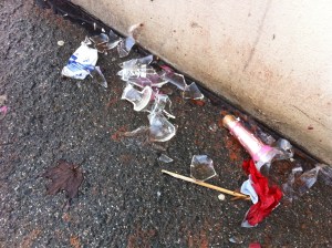 Scherben und Reste von Feuerwerk - so präsentiert sich der Neujahrstag.