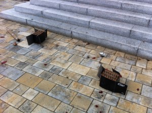 Sprengstoff an der Rathaustreppe.