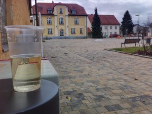 Leeres Sektglas vor dem Rathaus.