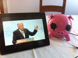 Upps, Ministerpräsident Seehofer spricht aus einer rosa (Boxen-)Sau.