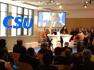Dorothee „Doro“ Bär und Prof.  Dr. Dirk Heckmann präsentieren das Positionspapier des CSU-Netzrates. 