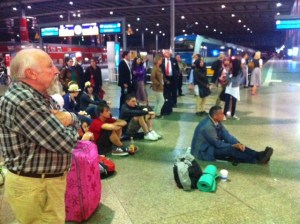 Fußball am Hauptbahnhof in München, aber ohne Twitter. 