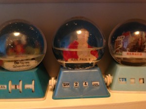 Johannes Paul II hinter Glas 