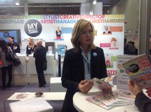 Kerstin Lehmann von L'Oreal am Stand von Ich bin Friseur.