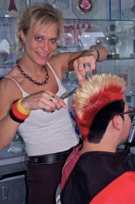 Friseurmeisterin Sonja Fischer, einem eingefleischten Deutschland-Fan in klassischem SCHWARZ-ROT-GOLD. Fotograf: Maurice 