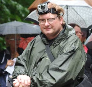 Im Regen mit der Hero auf dem Kopf. 