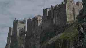 Die Burg sieht stolz und bedrohlich aus. 