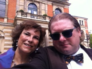 Meine Frau und ich bei Richard Wagner.