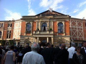 Wagner-Fans unter dem Balkon. Gleich kommt das Pausenläuten. 