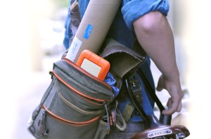 Kurierfahrer mit der LaCie Rugged-Platte.