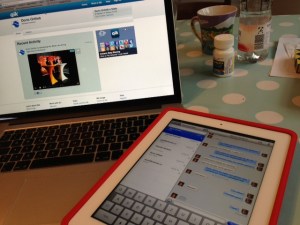 Mit dem iPad im Chat und dem MacBook Pro live den Stream verfolgt. 