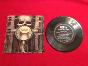 Foto 1 Das Giger-Cover und die Schallfolie.