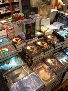 Foto 1 Bücher rund um Mittelerde warten auf Käufer.