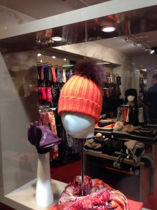 In den teuren Münchner Boutiquen sind Bommelmützen wieder da. 