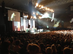 Roger Glover bedankt sich für das Ständchen zu seinem 67. Geburtstag.