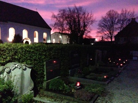 Maisacher Pfarrkirche St. Vitus samt Friedhof im Abendrot.