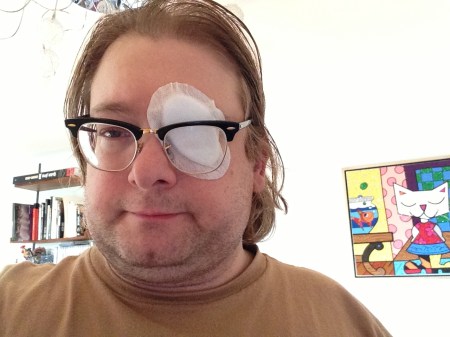 Einen Verband aufs Auge macht den Kerl nicht unbedingt schöner.