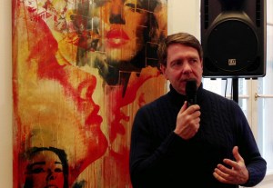 Galerist Harry Mensing in seiner Münchner Galerie.