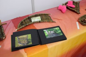 Die Korbmacherin Elisabeth Kaaf zeigte, was mit Holz möglich ist. Wunderbar.