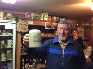 Freundliche Begrüßung mit einem Bier durch einen Gast. So mag ich Franken.