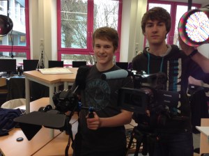 Die älteren Schüler schulen die jüngeren.