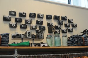 Alte Kodak Instamatic Kamera in einem Modegeschäft - nicht zur Überwachung.