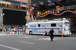 Polizeitrucks mit Technik vollgestopft.