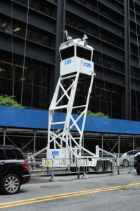 Unübersehbar: Überwachungsturm der New Yorker Polizei vor dem neuen World Trade Center.