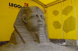 Eine Sphinx aus Sand am Eingang. 