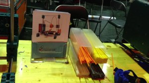 Gezahnte Plastikstangen sorgen für den Nachschub.