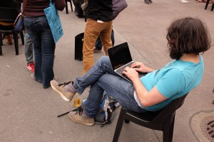 Ob sich dieser Besucher der re_publica für einen Arbeitsplatz ohne mobiles Internet entscheidet?