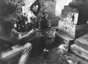 Besuch am Grab von Kim Morrison in den achtziger Jahren.